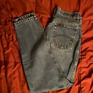 Couldn’t find a brand but they are size 11. Light wash